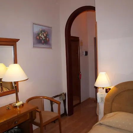 Domus Hotel-1 Hotell